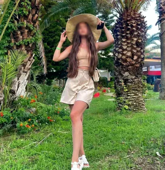 Claudia, 23