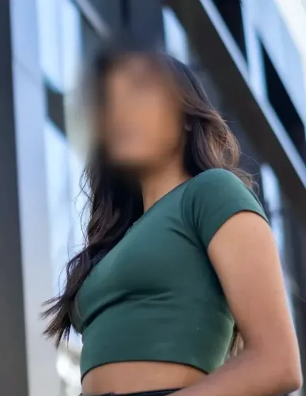 Manuela, 36